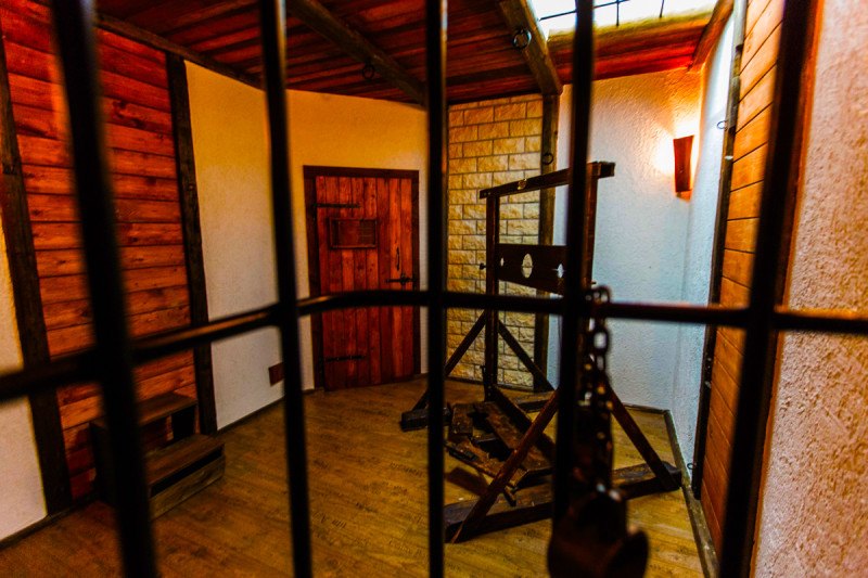 Leerer Themenraum mit Holz, von einem Gitter aus fotografiert.
